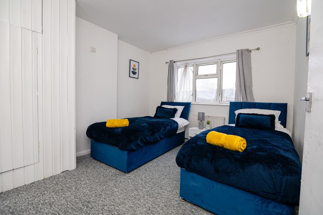 Bright & Spacious 3-Bed Abbey Wood Elizabeth Line - View 4