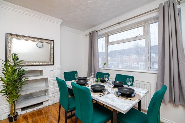 Bright & Spacious 3-Bed Abbey Wood Elizabeth Line - View 4