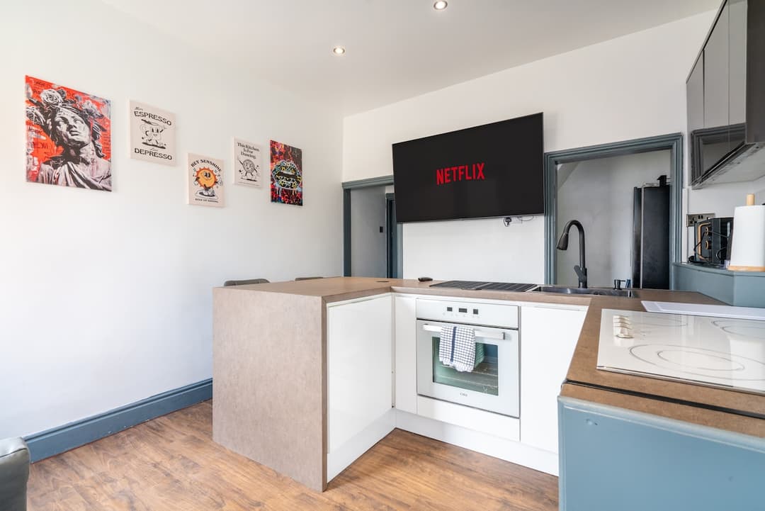 5 mins into City Centre - Modern 4-Bed House - View 1