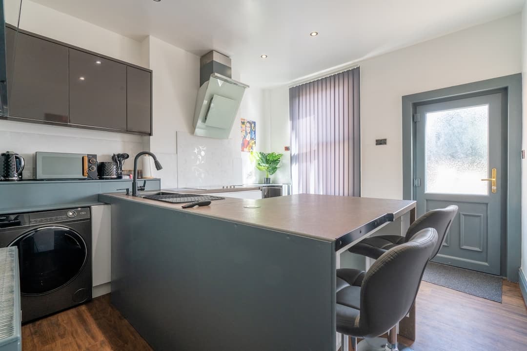 5 mins into City Centre - Modern 4-Bed House - View 2
