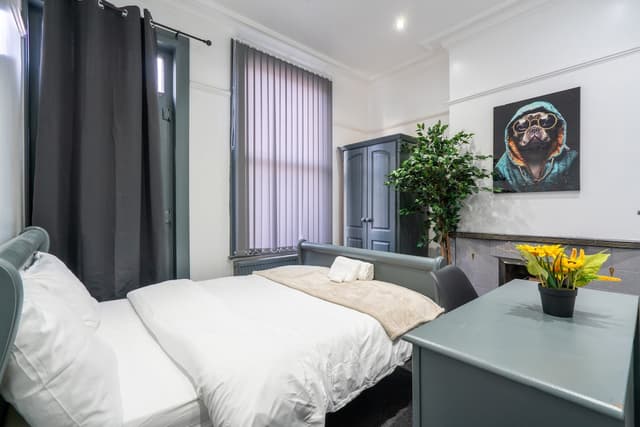 5 mins into City Centre - Modern 4-Bed House - View 2
