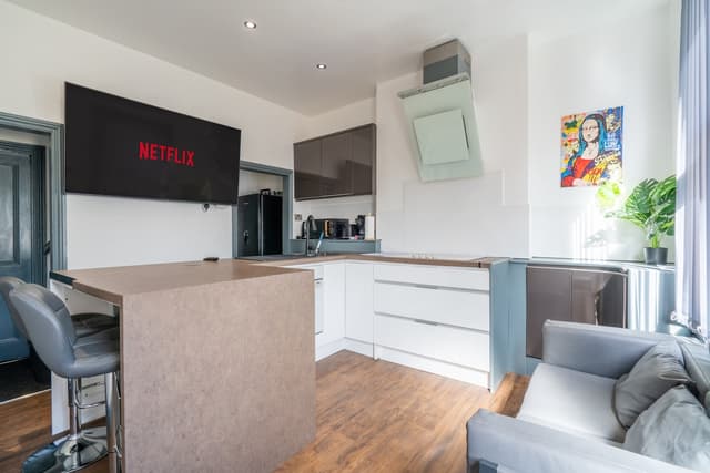 5 mins into City Centre - Modern 4-Bed House - View 3