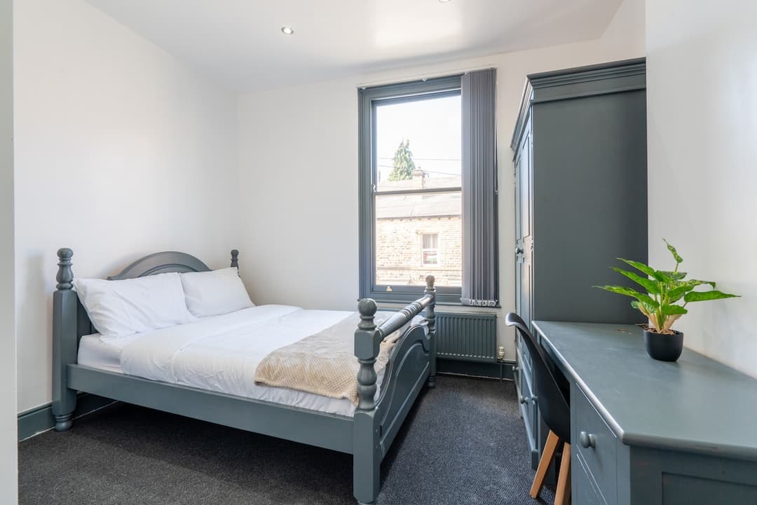 5 mins into City Centre - Modern 4-Bed House - View 5
