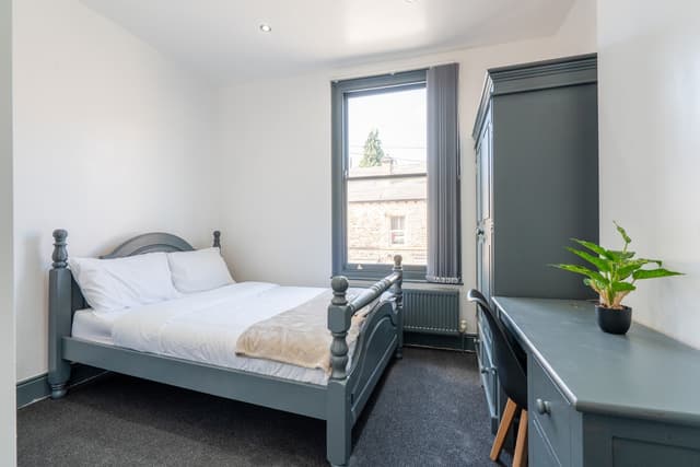 5 mins into City Centre - Modern 4-Bed House - View 4