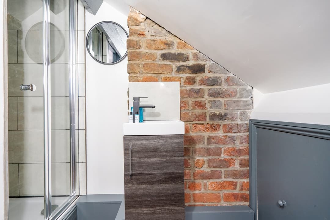 5 mins into City Centre - Modern 4-Bed House - View 6