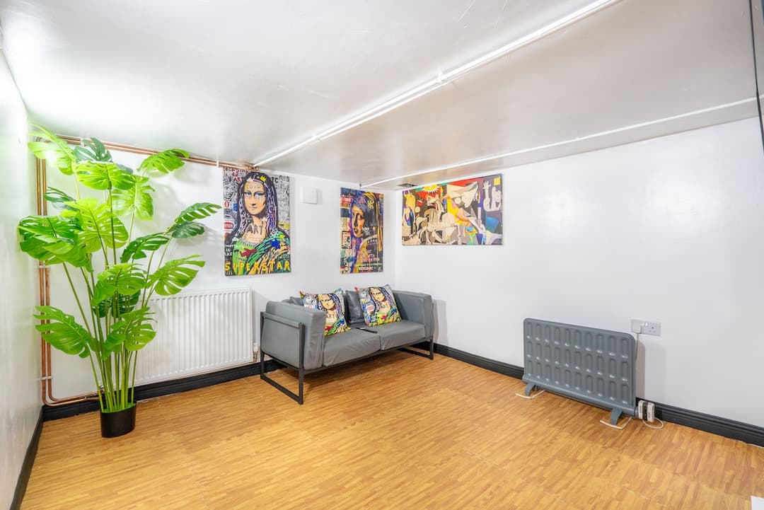 5 mins into City Centre - Modern 4-Bed House - View 7