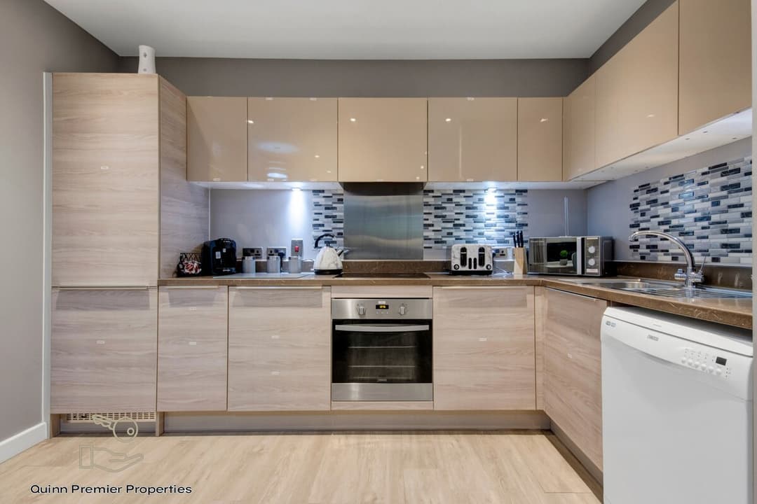 Deluxe Croydon Apartment - NHS & Professionals - View 3