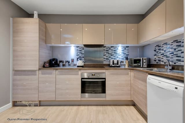 Deluxe Croydon Apartment - NHS & Professionals - View 2