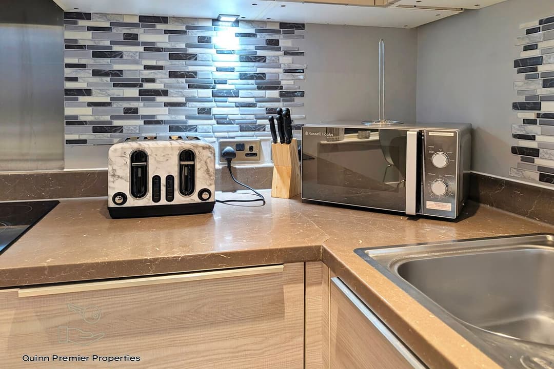 Deluxe Croydon Apartment - NHS & Professionals - View 6