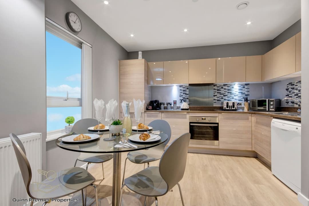 Deluxe Croydon Apartment - NHS & Professionals - View 7