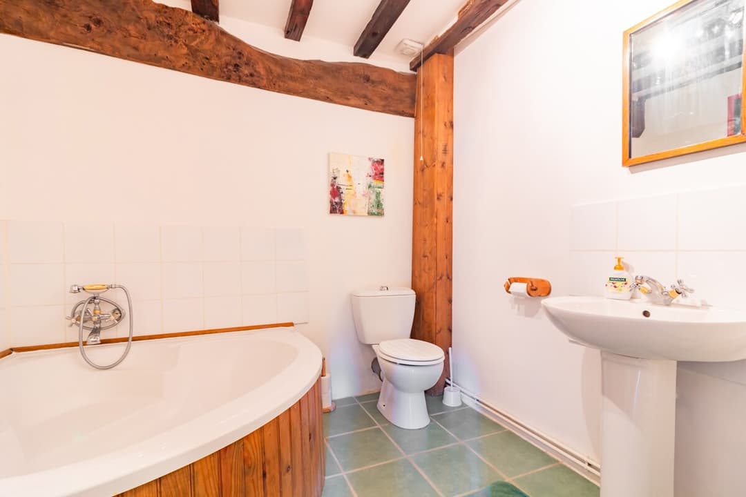 A Charming 4 Bedroom | 4 Bathroom Home | Jacuzzi - View 9