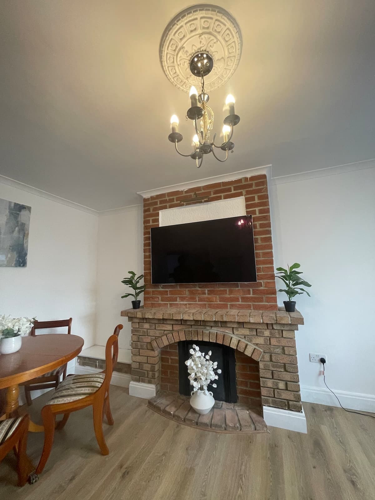 Spacious 2 Bedroom East London Flat With Parking