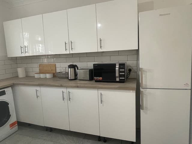 Spacious 2 Bedroom East London Flat With Parking - View 3