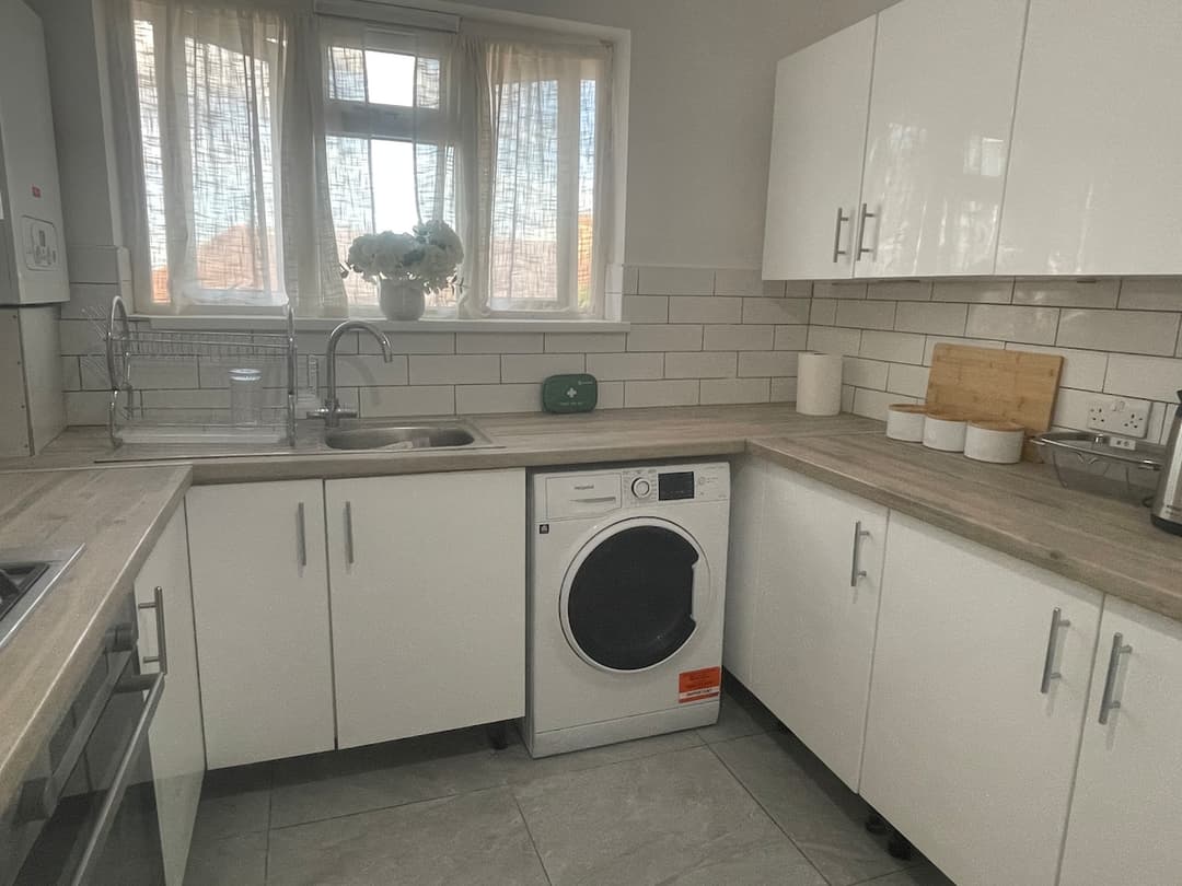 Spacious 2 Bedroom East London Flat With Parking - View 7