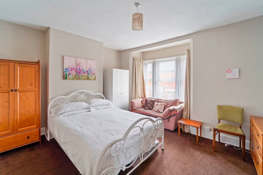 4 Bed Homely Retreat In Wolverhampton - View 2