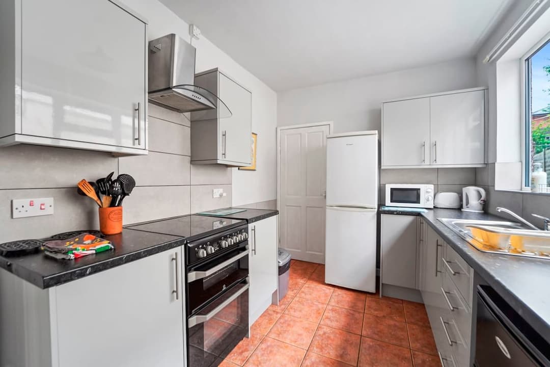 4 Bed Homely Retreat In Wolverhampton - View 10