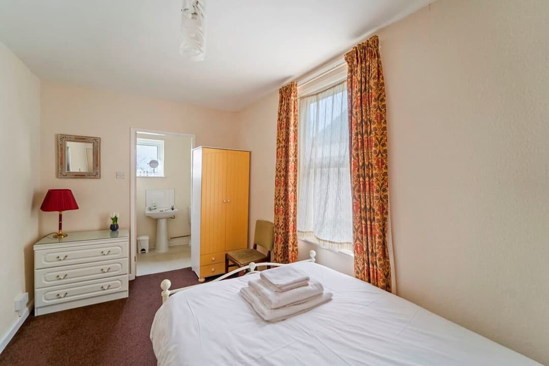 4 Bed Homely Retreat In Wolverhampton - View 7
