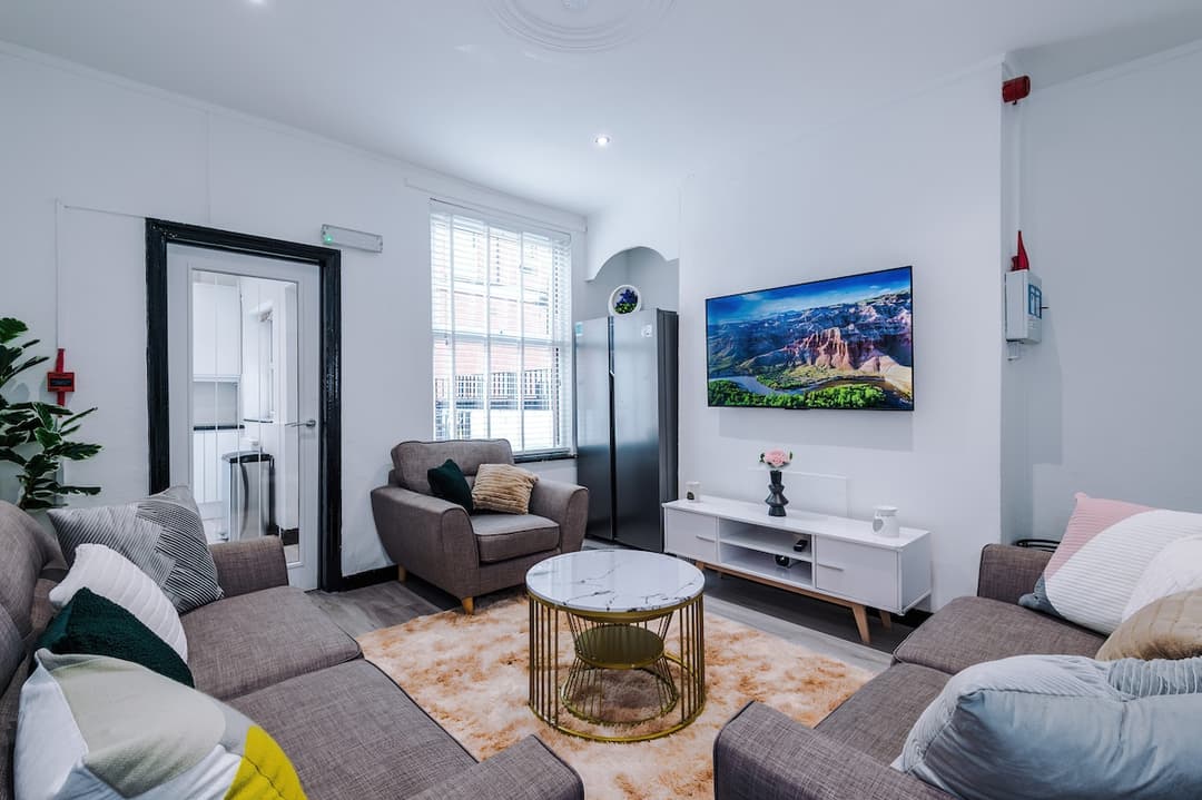 Spacious & Modern 5 Bedroom House Sleeps 12 Leeds - View 7