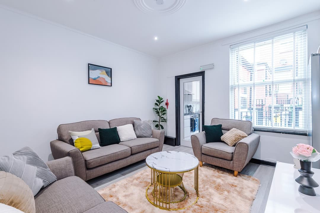Spacious & Modern 5 Bedroom House Sleeps 12 Leeds - View 2
