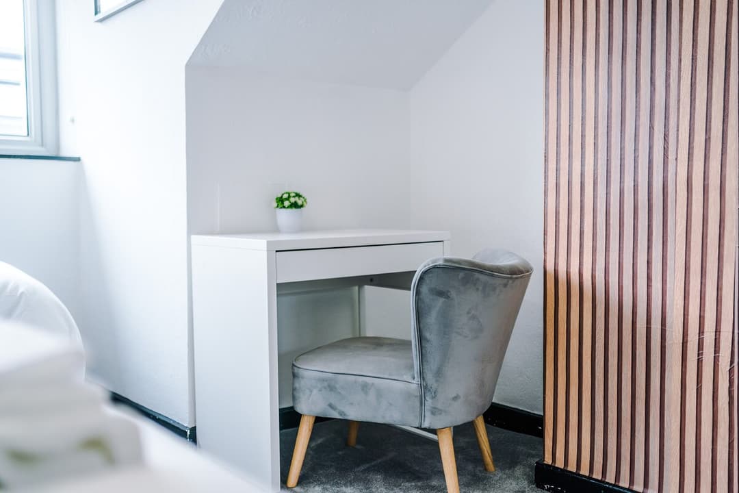 Spacious & Modern 5 Bedroom House Sleeps 12 Leeds - View 10