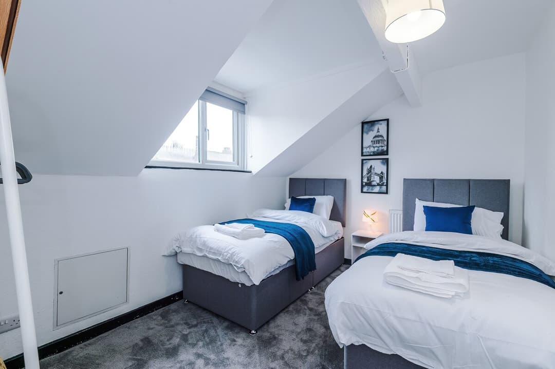 Spacious & Modern 5 Bedroom House Sleeps 12 Leeds - View 11