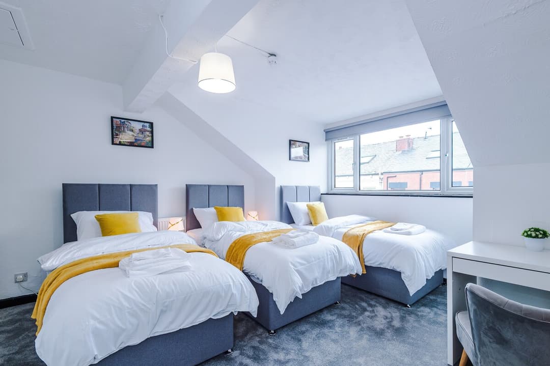 Spacious & Modern 5 Bedroom House Sleeps 12 Leeds - View 6