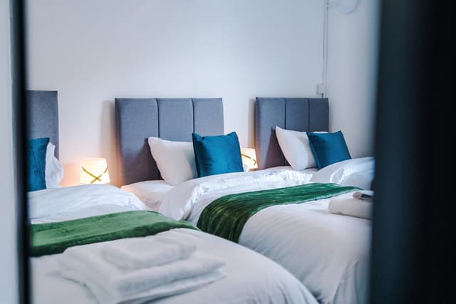 Spacious & Modern 5 Bedroom House Sleeps 12 Leeds - View 4