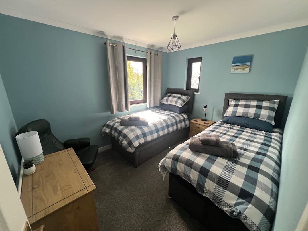 Two Bedroom Sleeps 4, Centre Milton Keynes, Parking, Wifi, Desk - View 52
