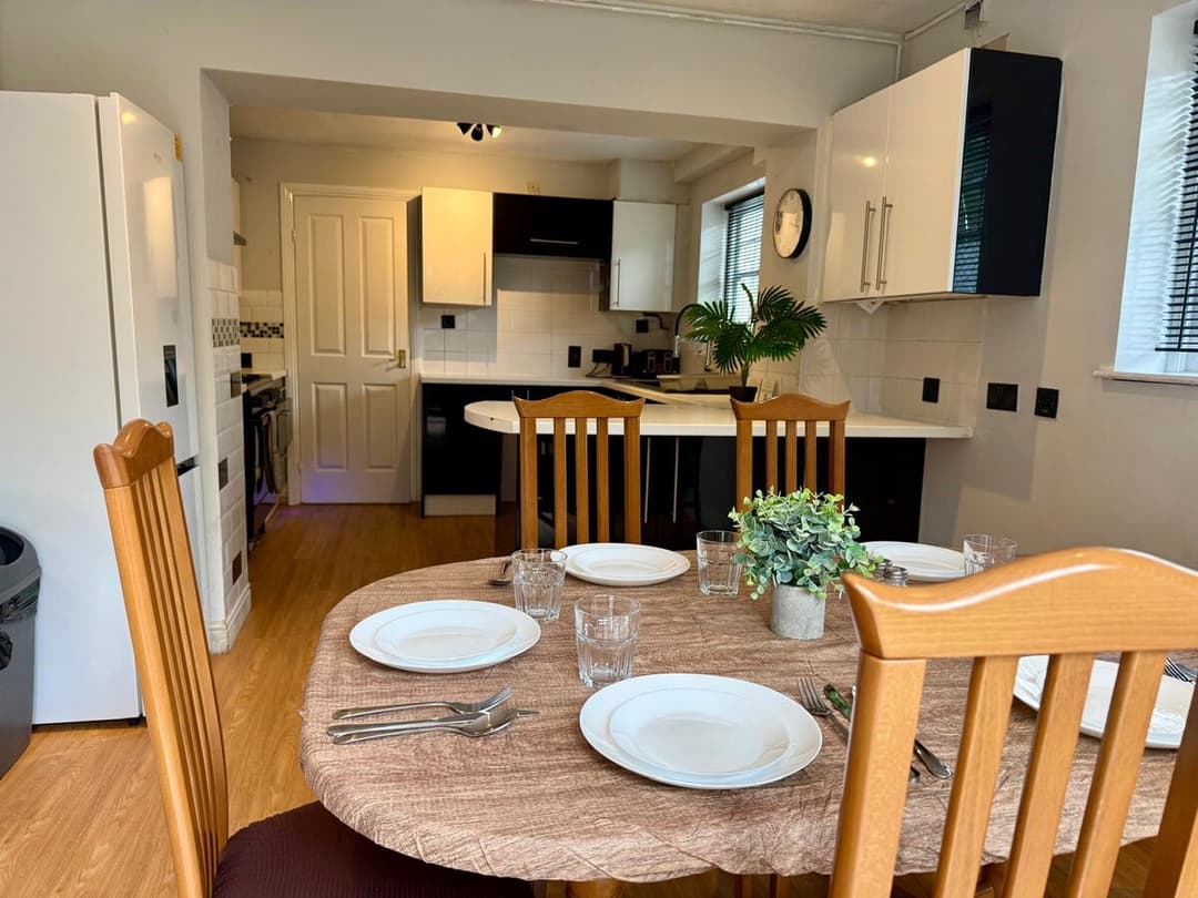 Spacious 4 Bed House with parking in Wolverhampton - View 22