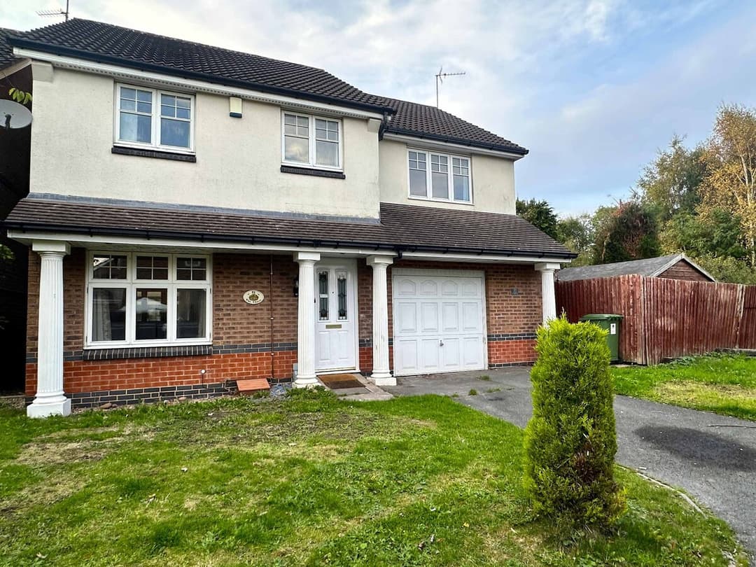 Spacious 4 Bed House with parking in Wolverhampton - View 24