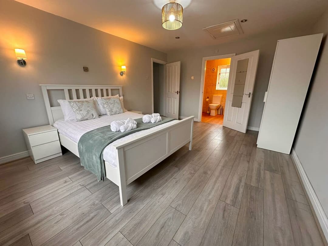 Spacious 4 Bed House with parking in Wolverhampton - View 2