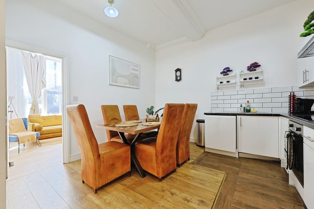 4 Bedroom Apt With Ac And Additional Sofa Bed (fulham Based) - View 3