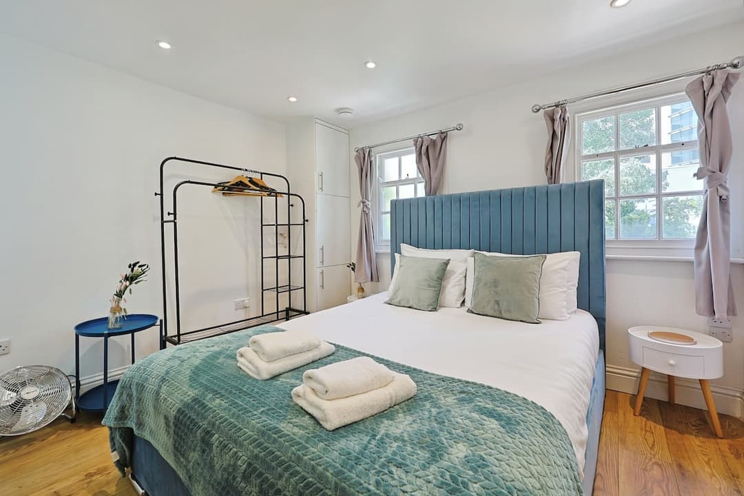 4 Bedroom Apt With Ac And Additional Sofa Bed (fulham Based) - View 9