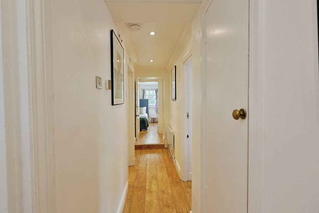 4 Bedroom Apt With Ac And Additional Sofa Bed (fulham Based) - View 15
