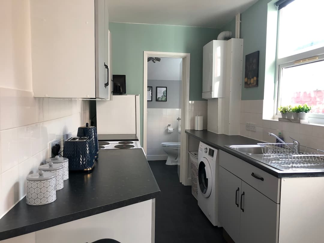 Spacious 2 Bedroom 1 Bathroom In Coventry - Sleeps 5, Super Fast Wifi, Free Parking - View 4