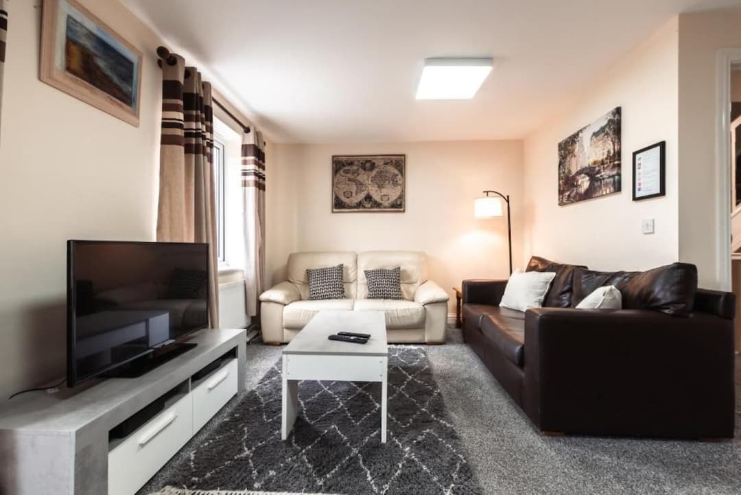 Coventry Modern 4 Bedrooms 2 Bathrooms - Sleeps Up To 7, Wifi, Parking - View 2