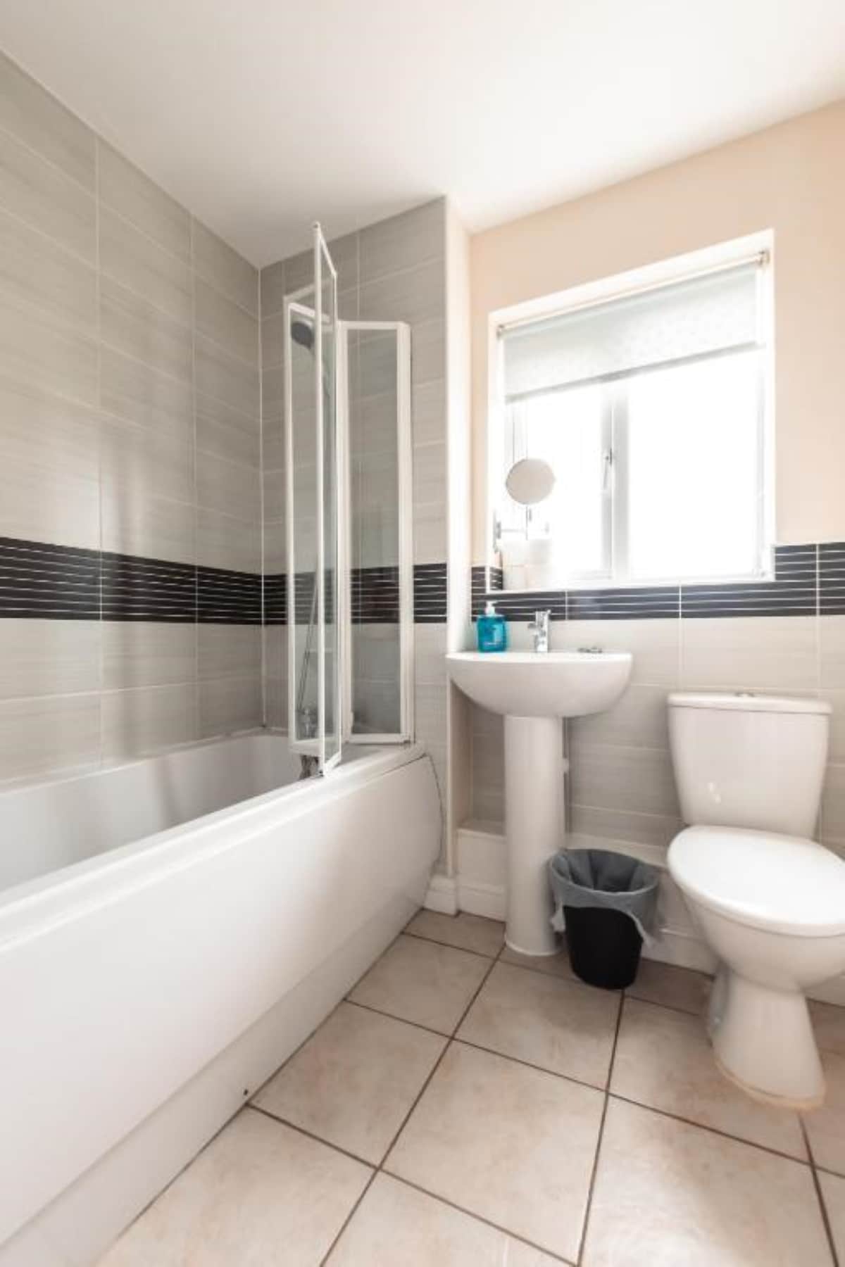 Coventry Modern 4 Bedrooms 2 Bathrooms - Sleeps Up To 7, Wifi, Parking - View 9