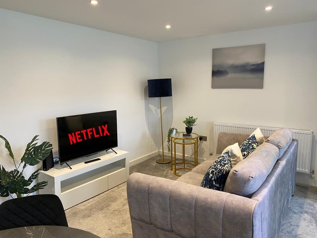 Beautifully Modern 2-Bed, Parking | Wifi | Netflix - View 1