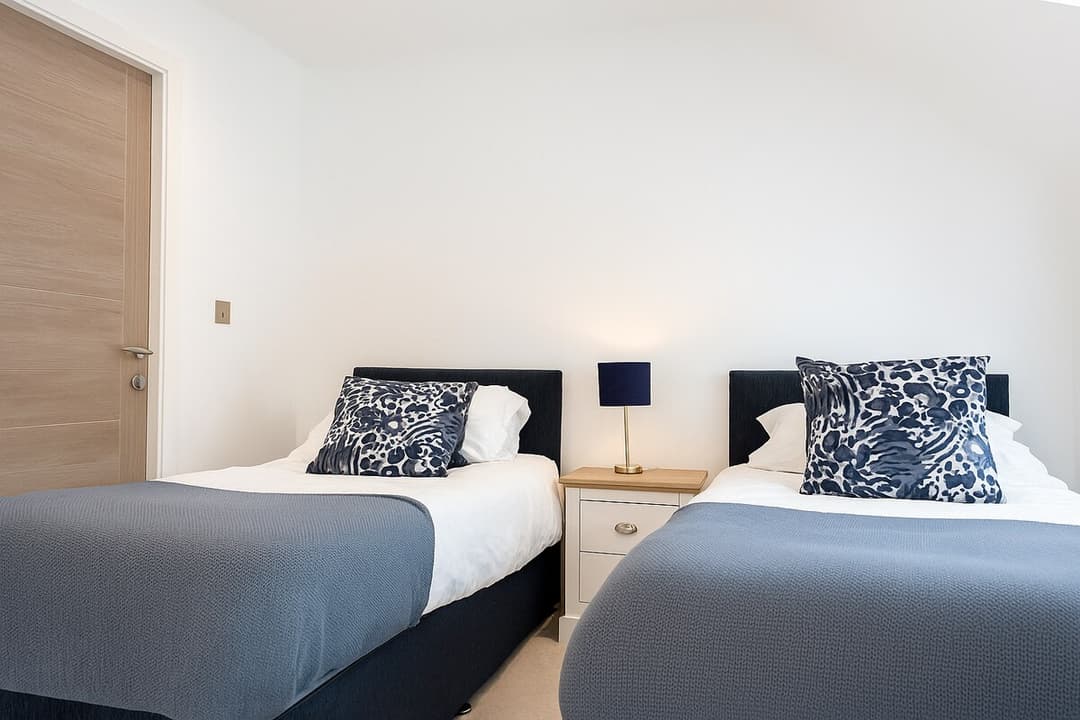 Beautifully Modern 2-Bed, Parking | Wifi | Netflix - View 3