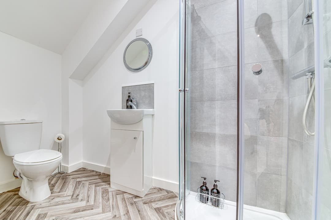 Beautifully Modern 2-Bed, Parking | Wifi | Netflix - View 6