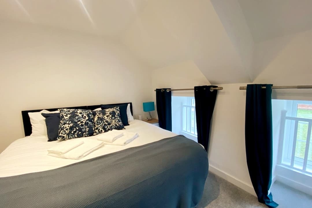 Beautifully Modern 2-Bed, Parking | Wifi | Netflix - View 7
