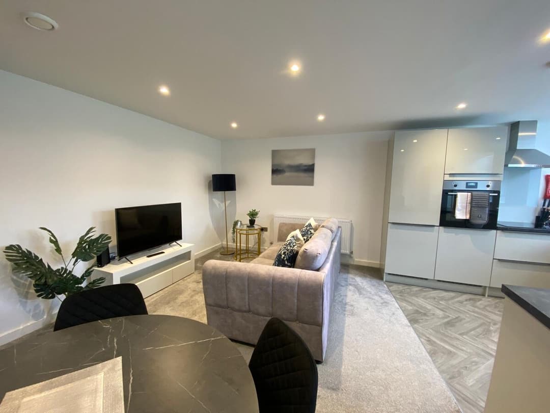 Beautifully Modern 2-Bed, Parking | Wifi | Netflix - View 9