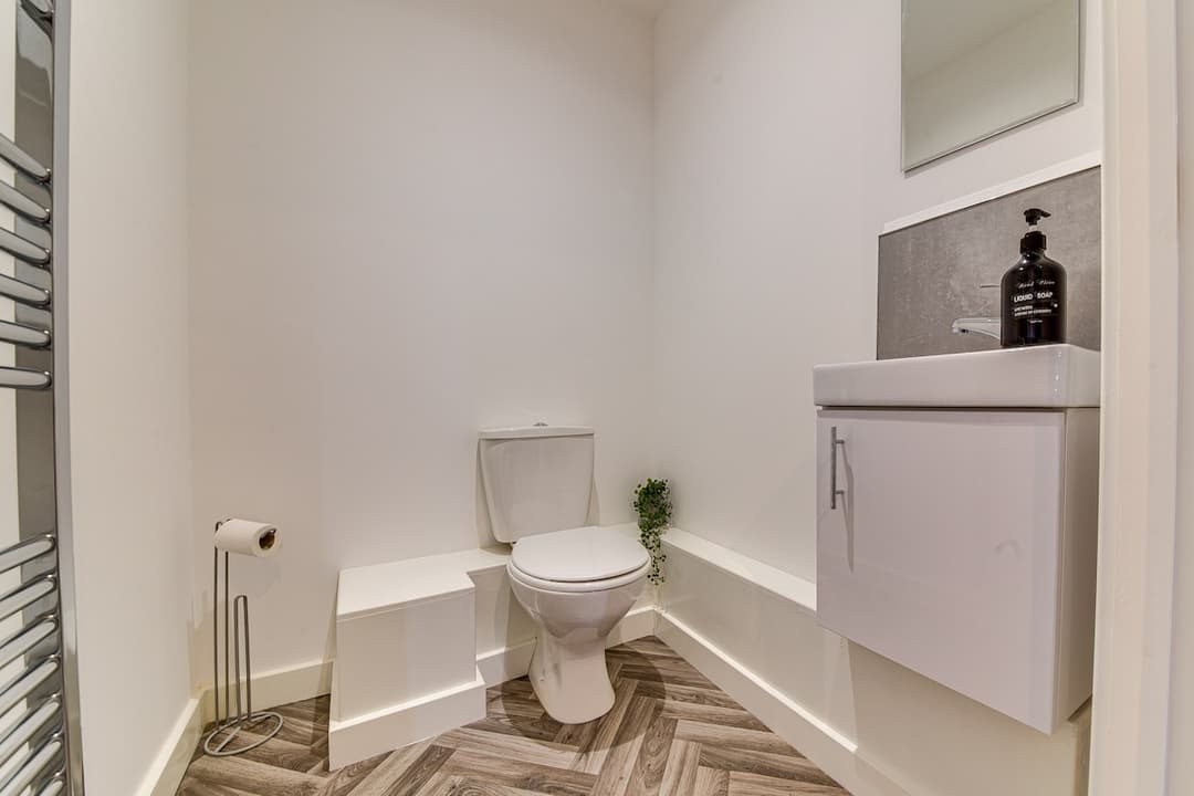 Beautifully Modern 2-Bed, Parking | Wifi | Netflix - View 10