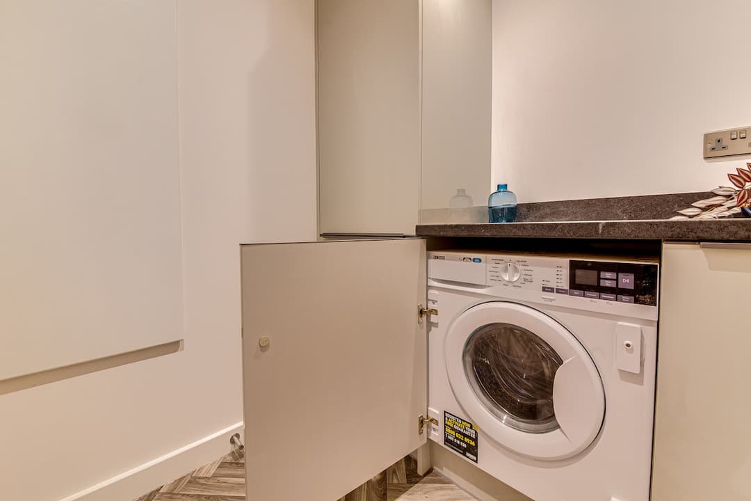 Beautifully Modern 2-Bed, Parking | Wifi | Netflix - View 11