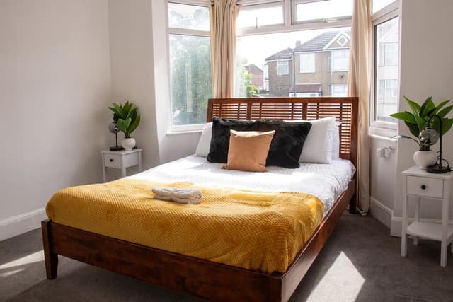 Spacious 6-bed Home Ideal For Contractors Working In London, Especially Near Wembley - View 1