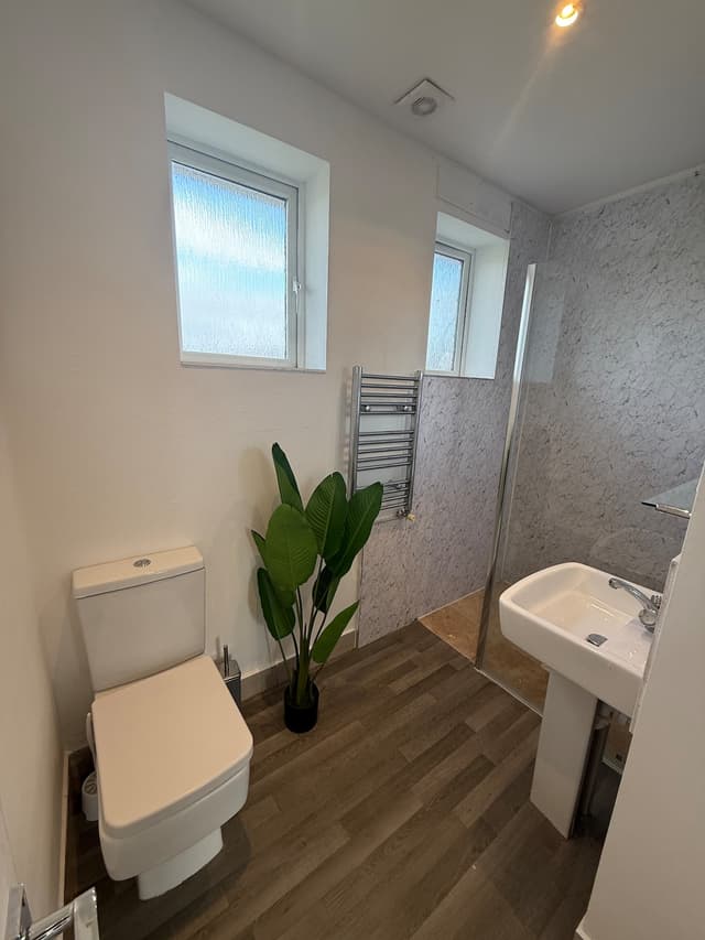 Spacious 6-bed Home Ideal For Contractors Working In London, Especially Near Wembley - View 2