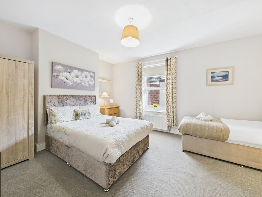 Shiremoor/ Newcastle-upon-tyne. 3 Bedroom/4 Bed House - View 6