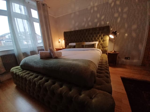 The Kingsize Suite Watford Nr Warner Bros - View 1