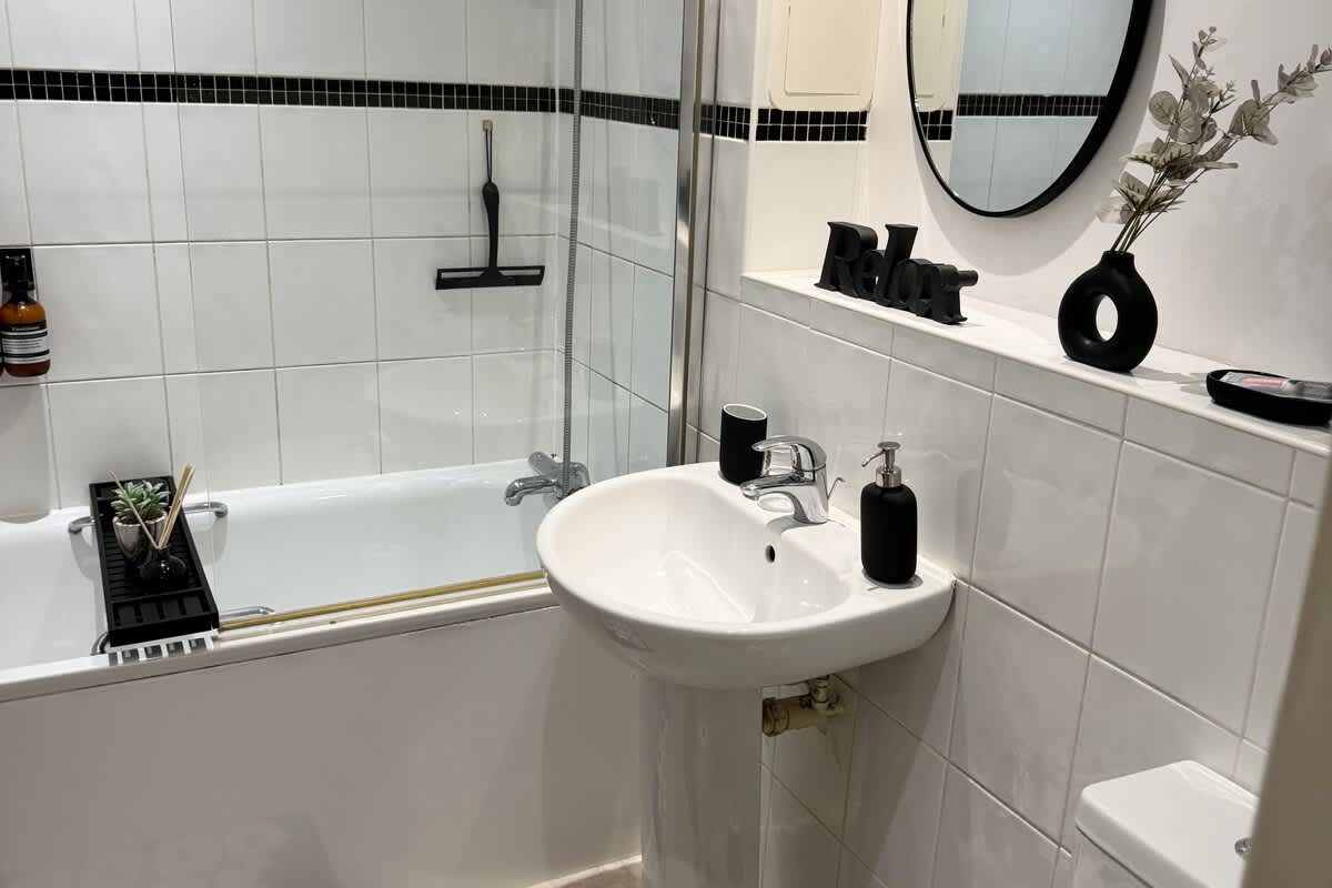 Charming 2 Bedroom Home | Parking | London - View 8