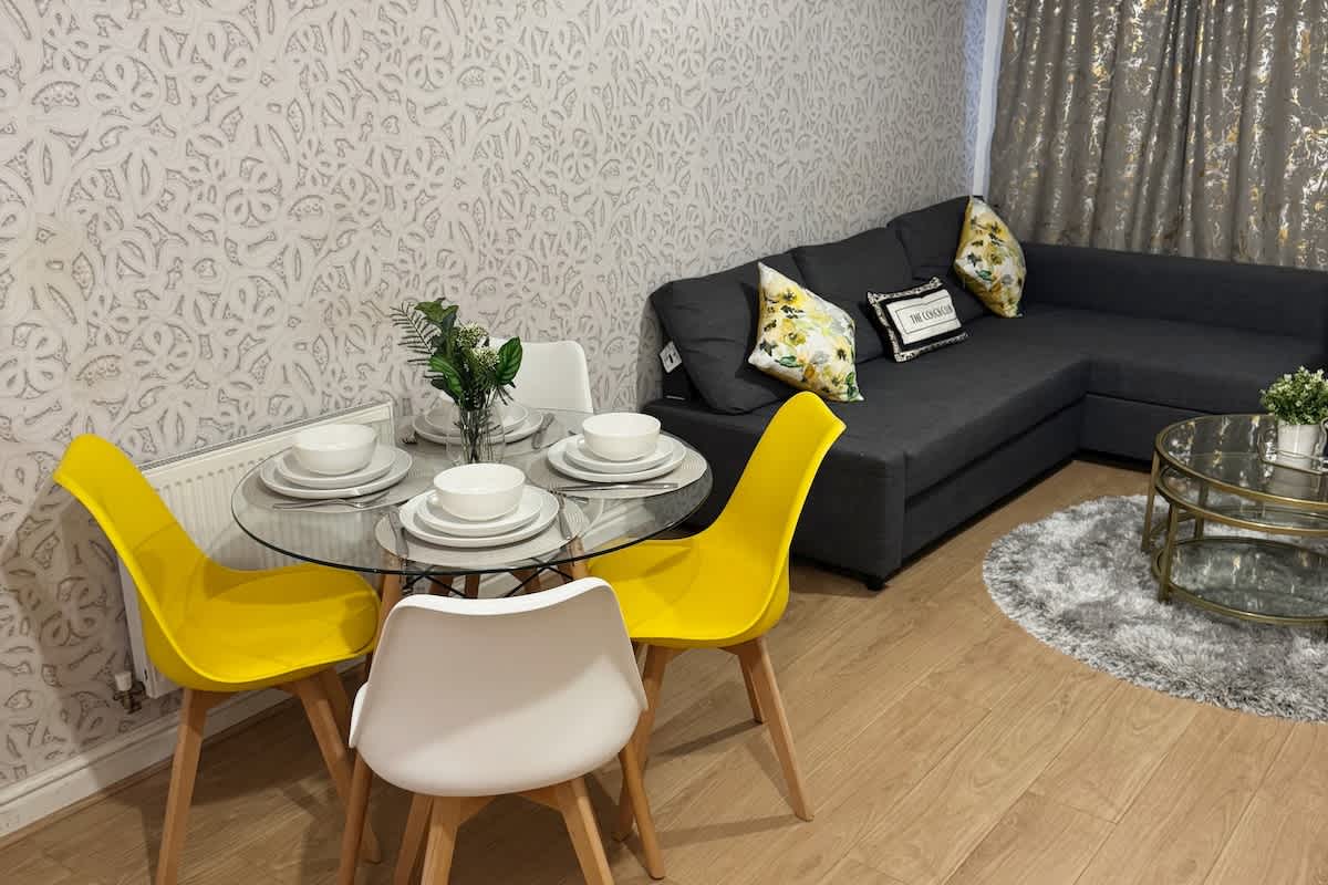 Charming 2 Bedroom Home | Parking | London - View 10